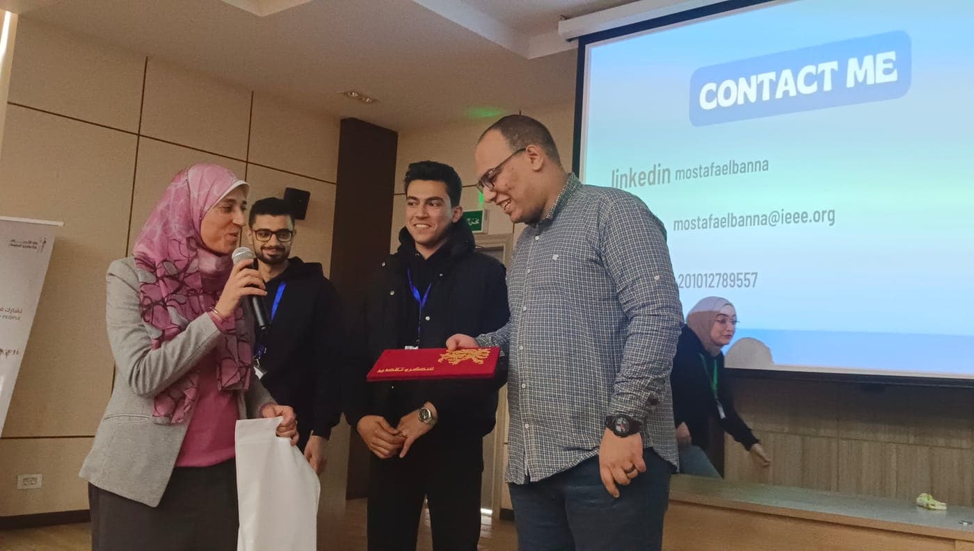 تكريم بعد كلامي عن التسويق في المجال الهندسي والهندسة الطبية